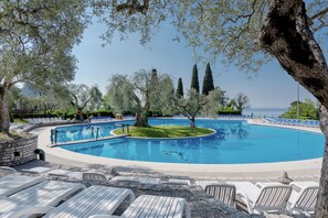 2 piscinas al aire libre, sombrillas, tumbonas