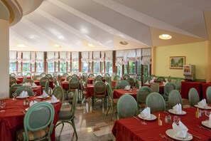 Breakfast, lunch and dinner served - Hotel Marco Polo (Garda)