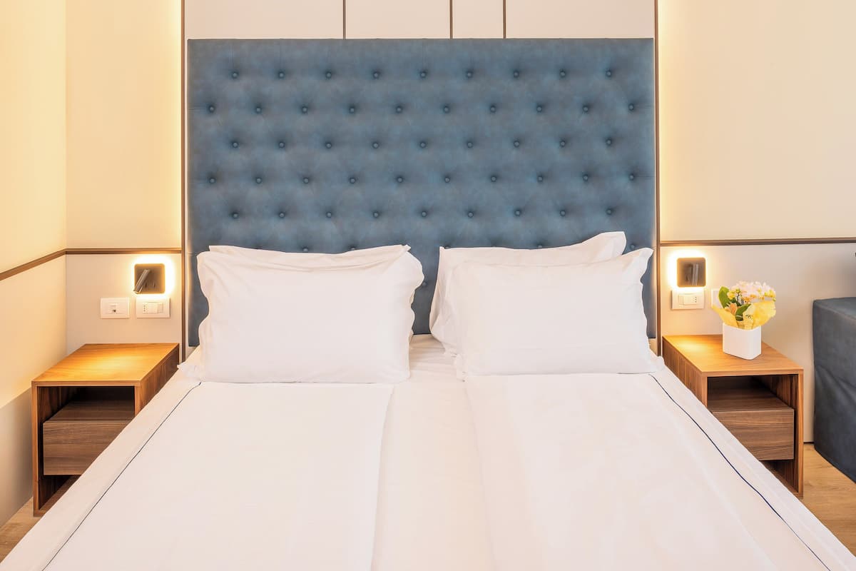 2 camere, una cassaforte in camera, una scrivania, tende oscuranti