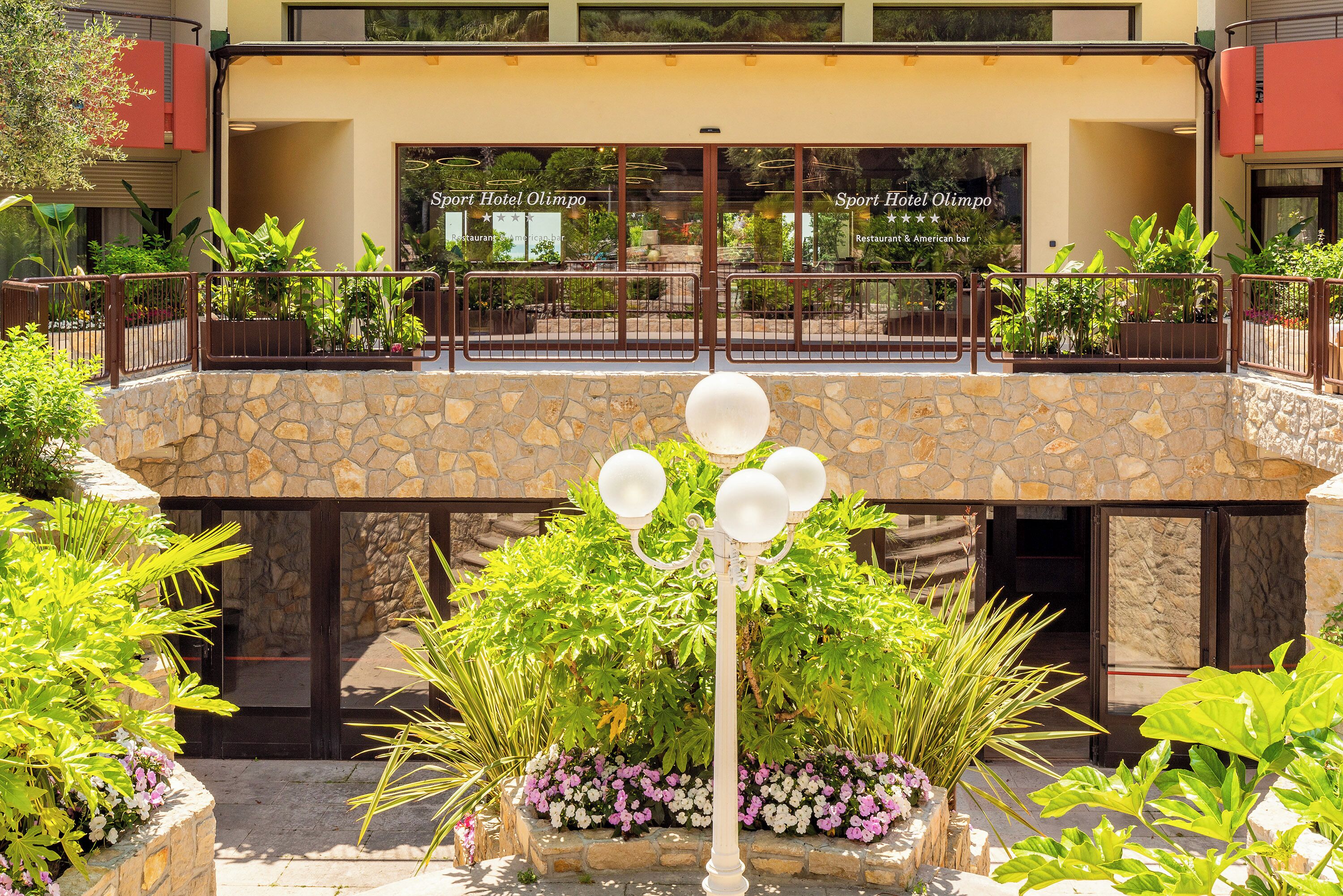 Petit déjeuner et dîner servis sur place