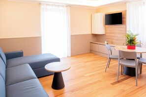 Leilighet – deluxe, 1 soverom | Oppholdsområde | En 15-tommers TV med digitale kanaler