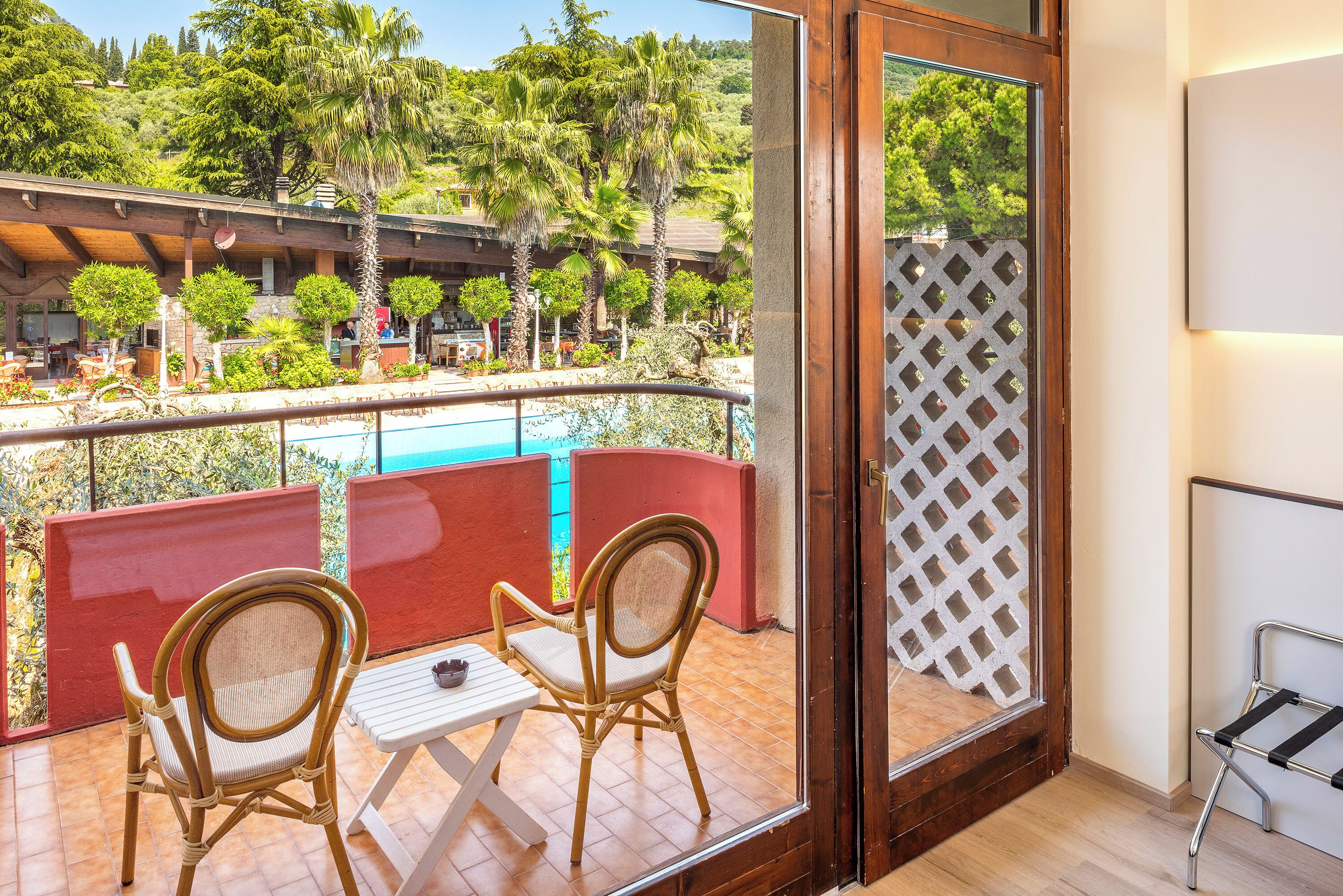 Superior-Doppelzimmer, Poolblick | Zimmersafe, Schreibtisch, Verdunkelungsvorhänge