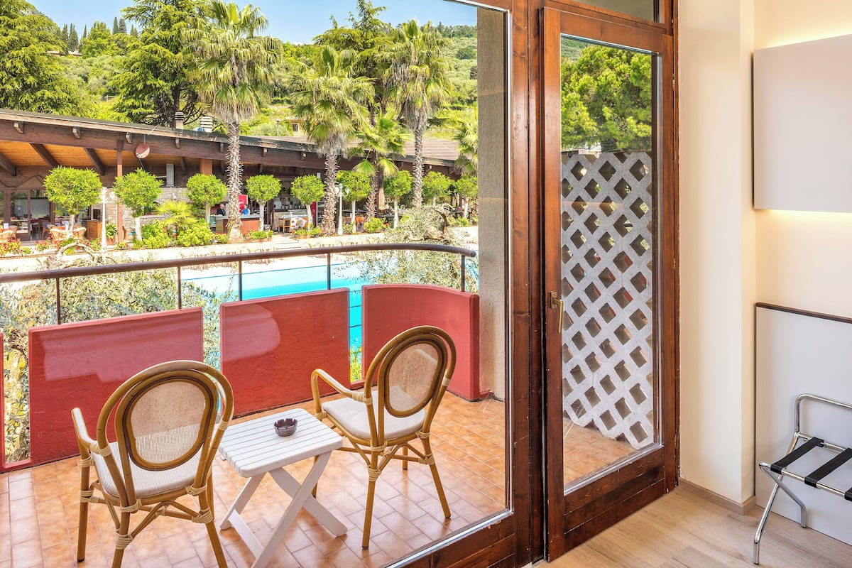 Doppia Superior, vista piscina | 2 camere, una cassaforte in camera, una scrivania, tende oscuranti