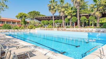 Habitación doble superior, vista a la alberca | Alberca al aire libre | Alberca al aire libre por temporada y sombrillas en la alberca