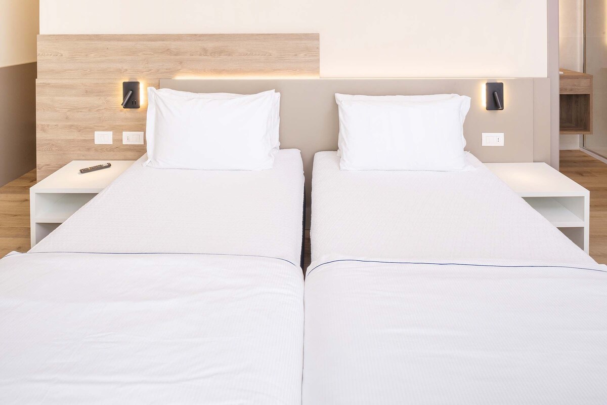 Down comforters, in-room safe, desk, blackout drapes