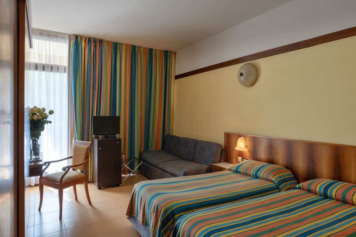 2 bedrooms, in-room safe, desk, blackout curtains