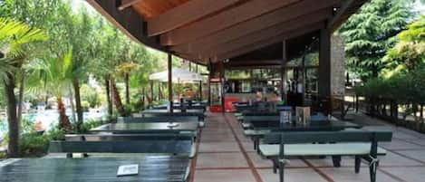 Breakfast and dinner served