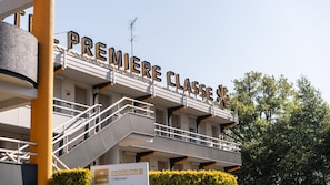 A hotel with a prominent sign reading 'PREMIERE CLASSE' and a welcome sign below. - Premiere Classe Limoges Nord (Limoges)