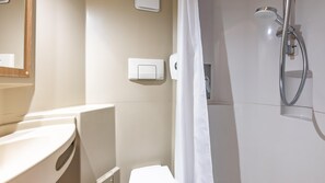 Ducha, artículos de tocador ecológicos, secador de pelo, toallas
