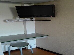 Escritorio, cortinas blackout, cunas gratuitas y wifi gratis 
