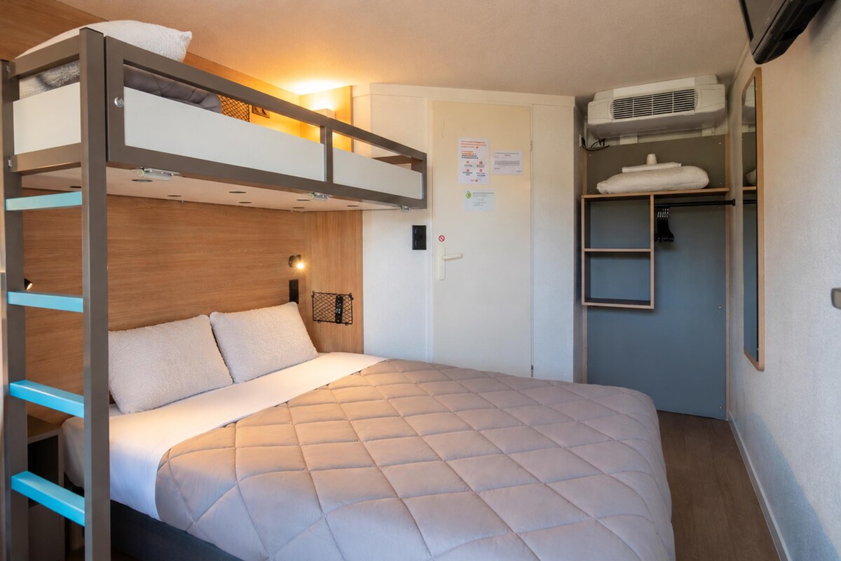 Standard Room, Multiple Beds | Desk, blackout drapes, cribs (free), WiFi (free)