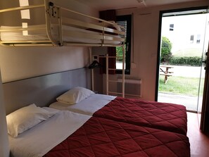 Standard Room, Multiple Beds | Desk, blackout drapes, free cribs/infant beds, free WiFi