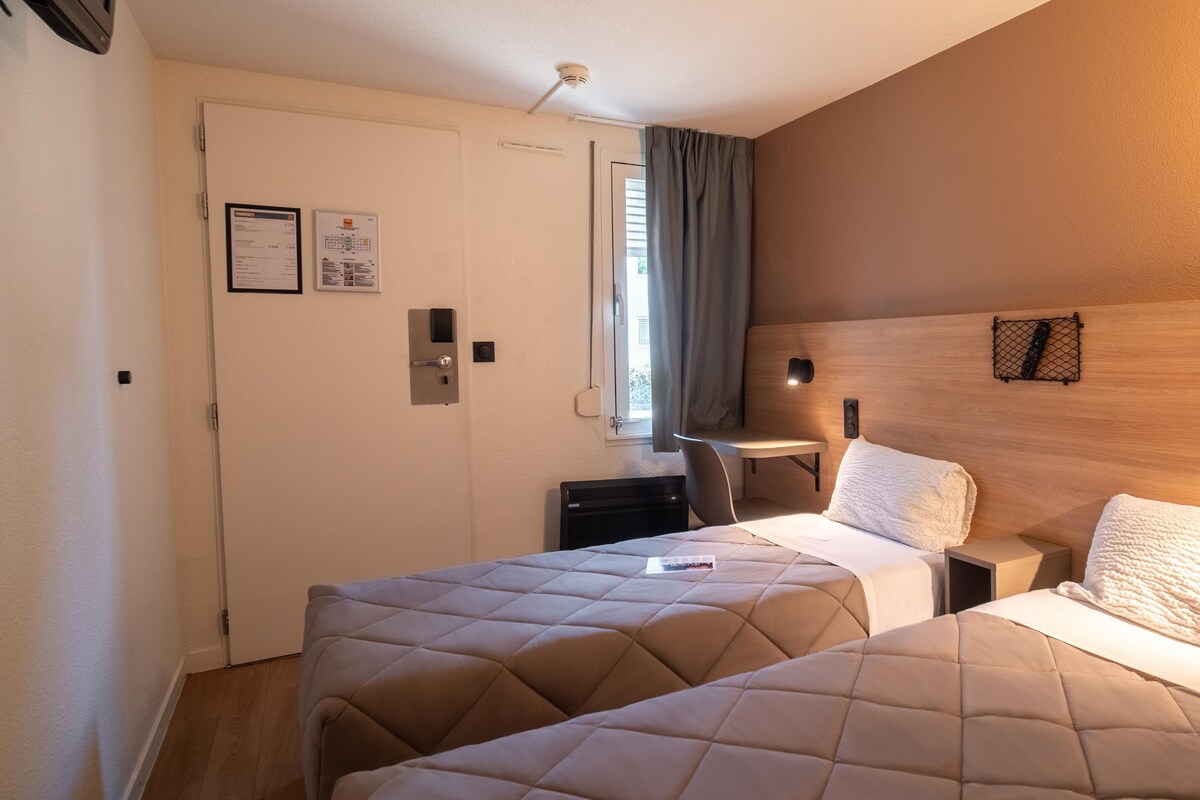 Standard Room, 2 Twin Beds | Desk, blackout drapes, cribs (free), WiFi (free)