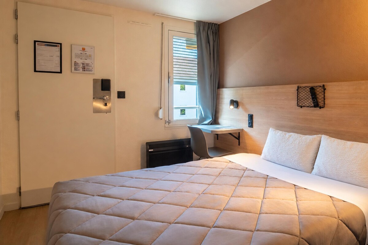 Standard Room, 1 Queen Bed | Desk, blackout drapes, cribs (free), WiFi (free)