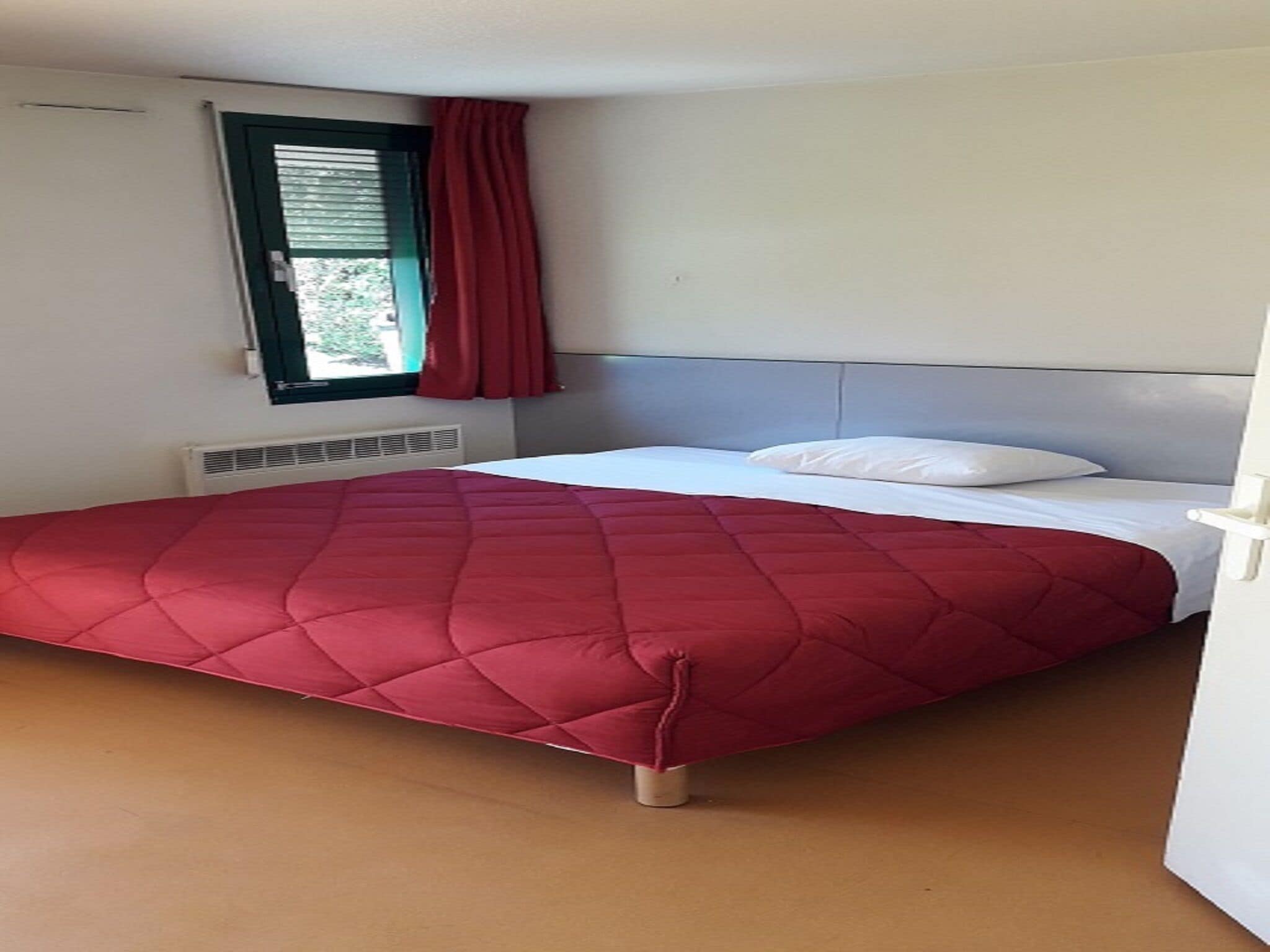 Een bureau, verduisterende gordijnen, gratis babybedden, gratis wifi