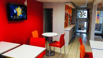 Petit déjeuner buffet (6.20 EUR par personne)