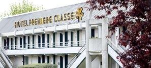 A hotel with a sign reading "HOTEL PREMIERE CLASSE" and a distinctive yellow emblem. - Première Classe Agen (Agen)