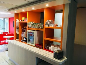 Desayuno buffet (EUR 6.20 por persona) 