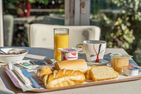 Daily buffet breakfast (EUR 6.20 per person)