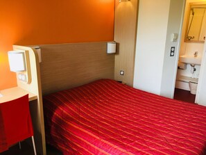 Habitación estándar, 1 cama matrimonial | Baño | Regadera, amenidades de baño ecológicas, toallas 