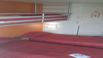 Habitación estándar, 3 camas individuales | Ropa de cama de alta calidad, escritorio y cortinas blackout