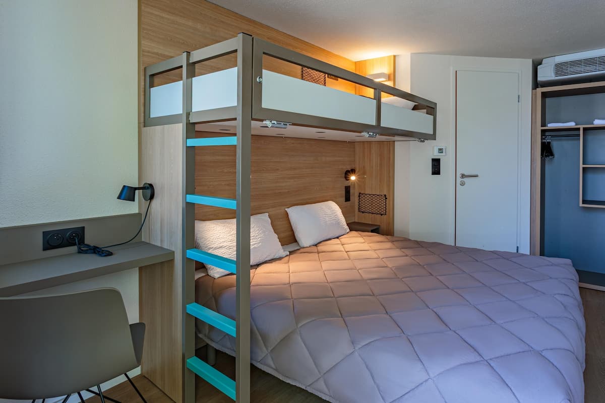 Roupas de cama premium, escrivaninha, cortinas blackout