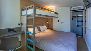 Biancheria da letto di alta qualità, una scrivania, tende oscuranti