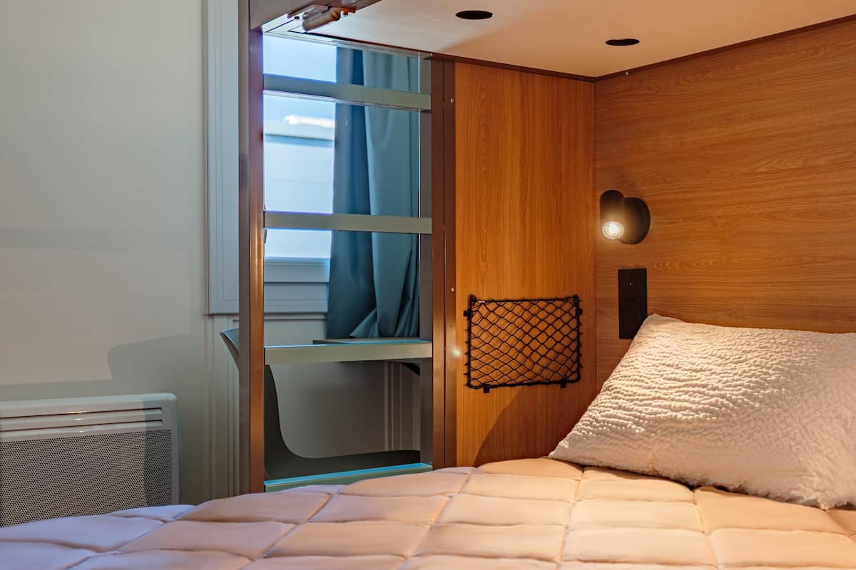 Roupas de cama premium, escrivaninha, cortinas blackout