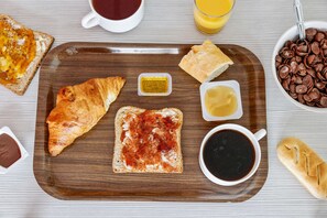 Se ofrece un desayuno para llevar (6.90 EUR por persona)