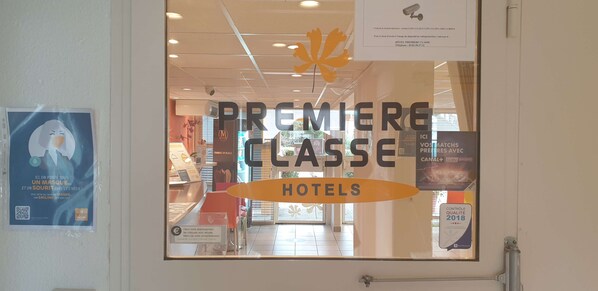 A hotel entrance with a sign reading "PREMIERE CLASSE HOTELS". - Premiere Classe Besancon - Ecole Valentin (Ecole-Valentin)