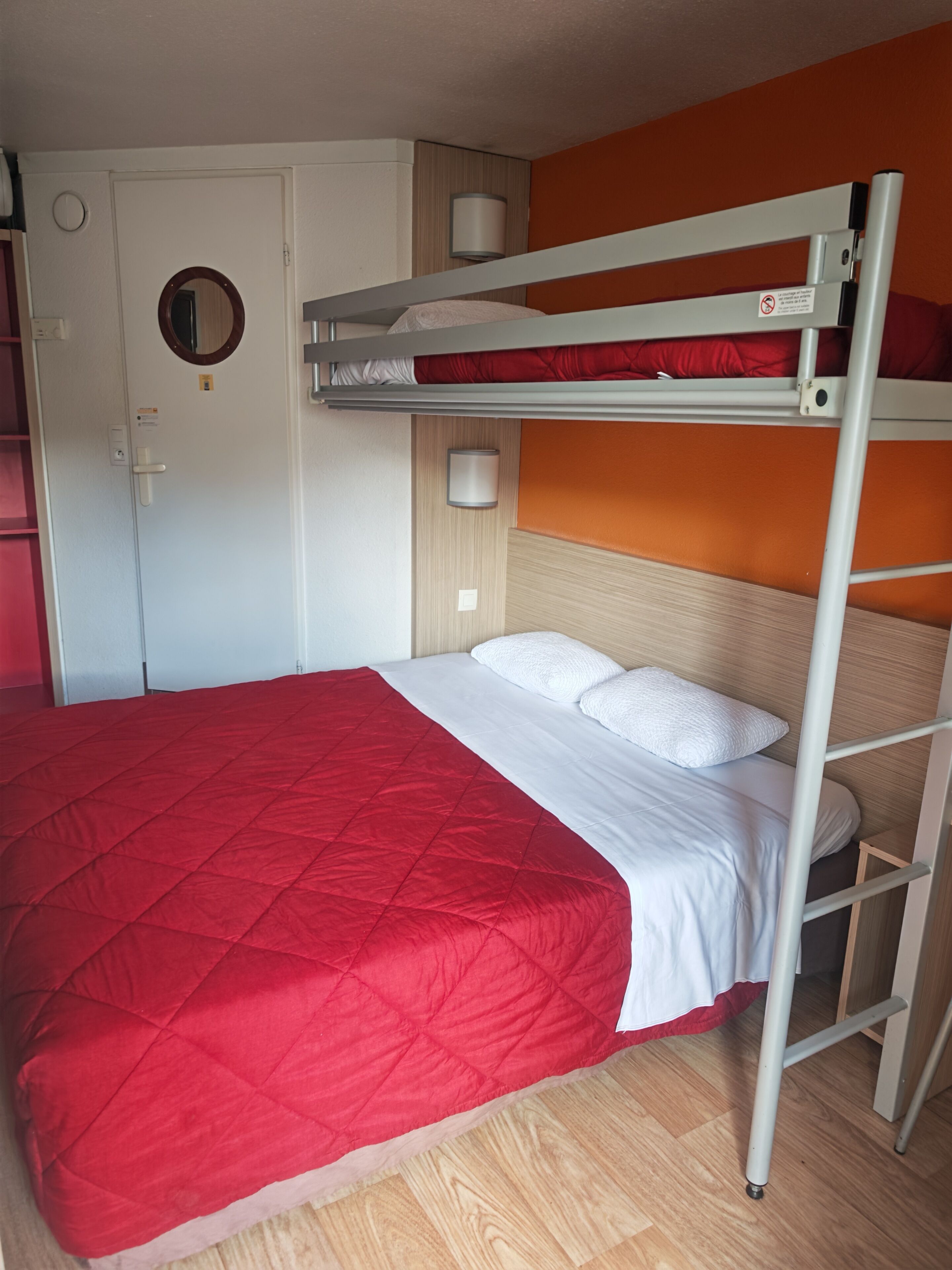 Hochwertige Bettwaren, individuell eingerichtet, Schreibtisch