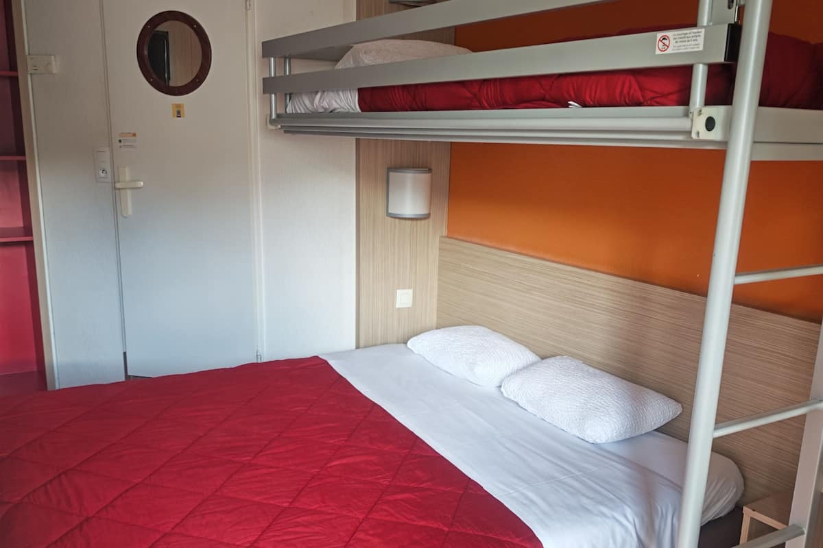 Hochwertige Bettwaren, individuell eingerichtet, Schreibtisch