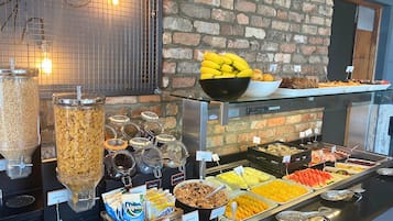 Komplet morgenmad hver dag (17.00 EUR pr. person)