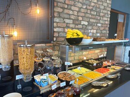 Desayuno completo diario (EUR 17.00 por persona)