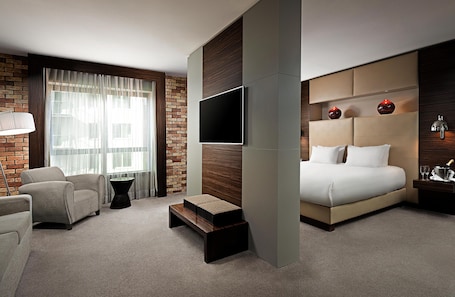 Suite | Premium bedding, pillowtop beds, in-room safe, desk. Absolute Hotel Limerick