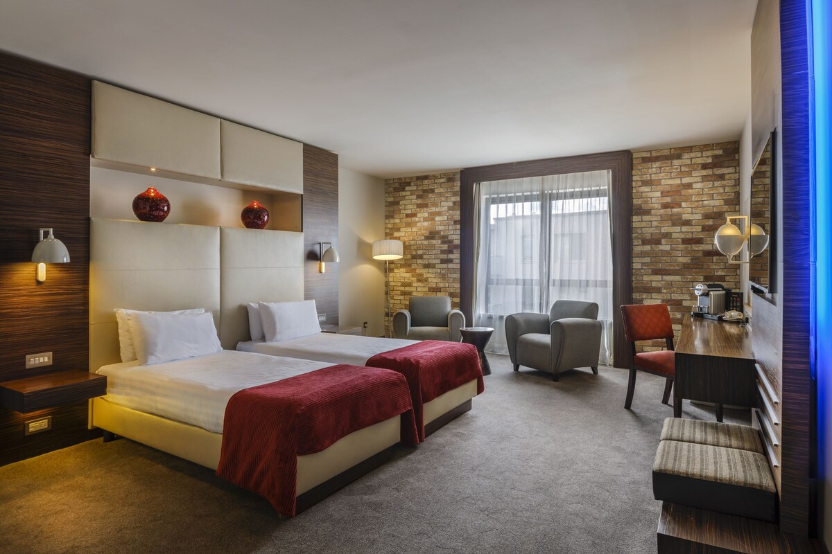 Premium bedding, pillowtop beds, in-room safe, desk