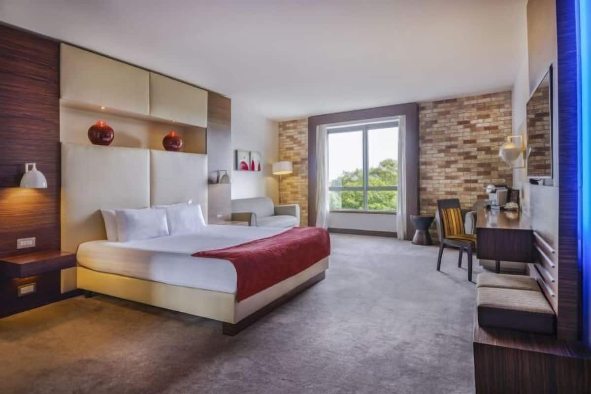 1 bedroom, premium bedding, pillow-top beds, in-room safe