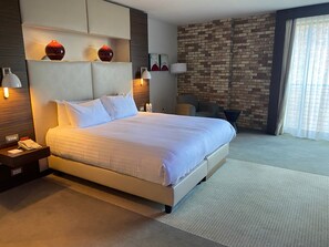 Habitación doble superior, 1 cama de matrimonio grande, accesible en silla de ruedas | Ropa de cama de alta calidad y colchones con acolchado adicional