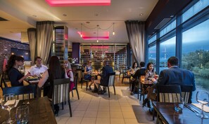 Breakfast, lunch and dinner served - Absolute Hotel Limerick (Limerick)
