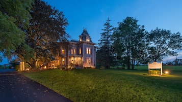 Façade de l’hébergement - soirée/nuit