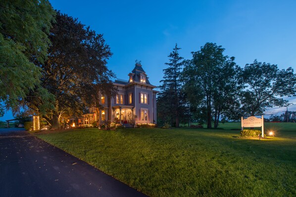 Front of property - evening/night - Sutherland House Victorian Bed & Breakfast (Canandaigua)