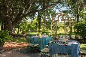 Outdoor dining - Sutherland House Victorian Bed & Breakfast (Canandaigua)