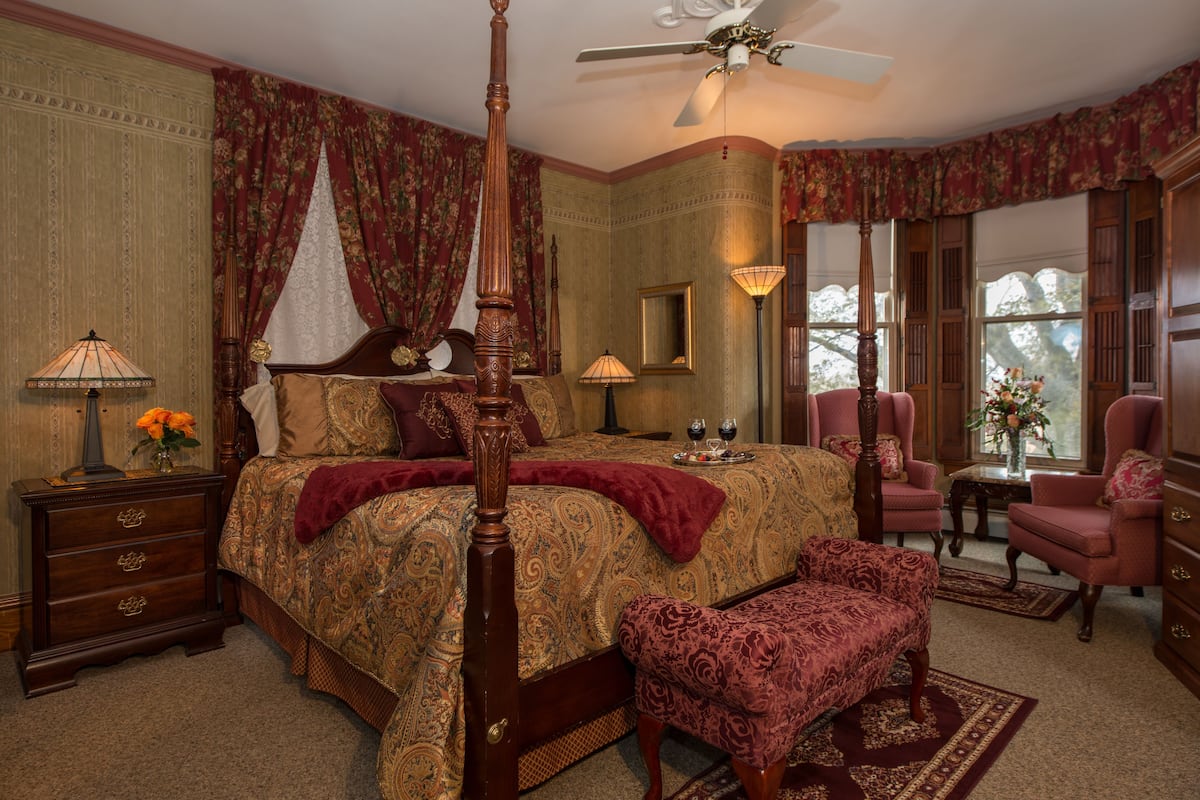 Honeymoon-Doppelzimmer, 1Ā King-Bett und Schlafsofa, Kamin, Gartenblick