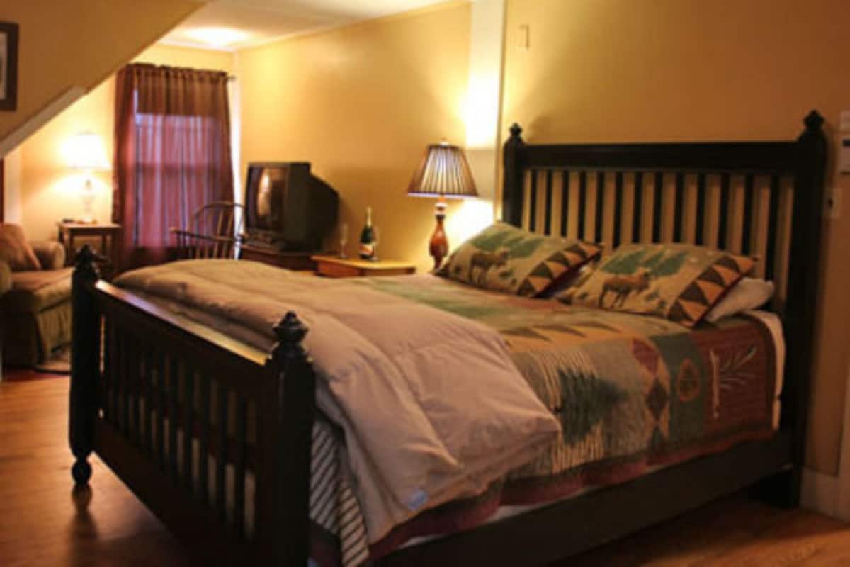 Habitación (Inn suite) | Ropa de cama de alta calidad y tabla de planchar con plancha