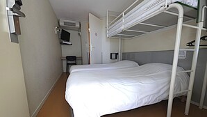 Rom – standard, 3 enkeltsenger | Skrivebord, blendingsgardiner, strykejern/-brett og wi-fi (inkludert)