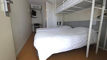 Chambre Standard, 3 lits une place | Décoration personnalisée, ameublement personnalisé, bureau