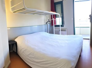 Individually decorated, individually furnished, desk, blackout drapes - Premiere Classe Brive La Gaillarde Ouest (Brive-la-Gaillarde)