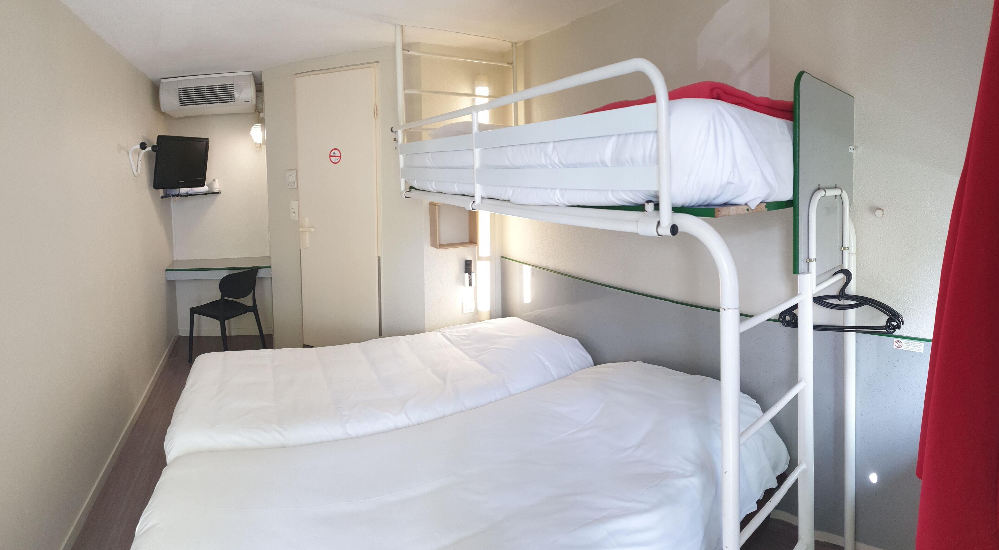 标准房, 3 张单人床 | 特色装修、特色家居、办公桌、遮光窗帘