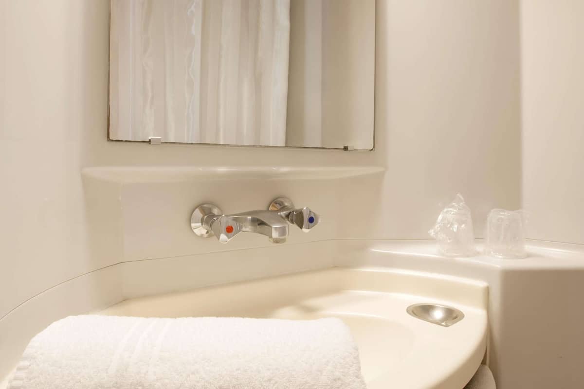 Shower, eco-friendly toiletries, towels