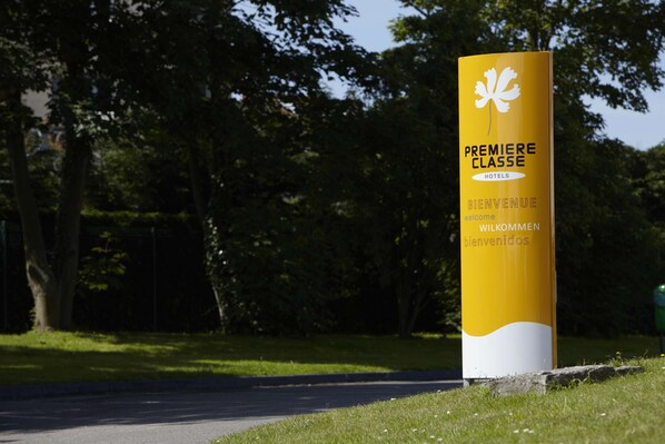A yellow and white sign with "Premiere Classe Hotels" and "Bienvenue" indicating a hotel welcome. - Premiere Classe Brive La Gaillarde Ouest (Brive-la-Gaillarde)